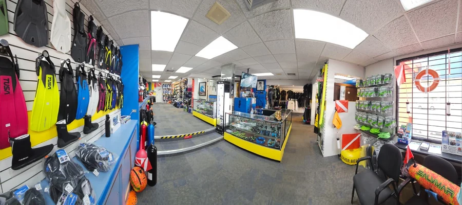 Interior de la tienda, con el equipo de buceo en exhibición